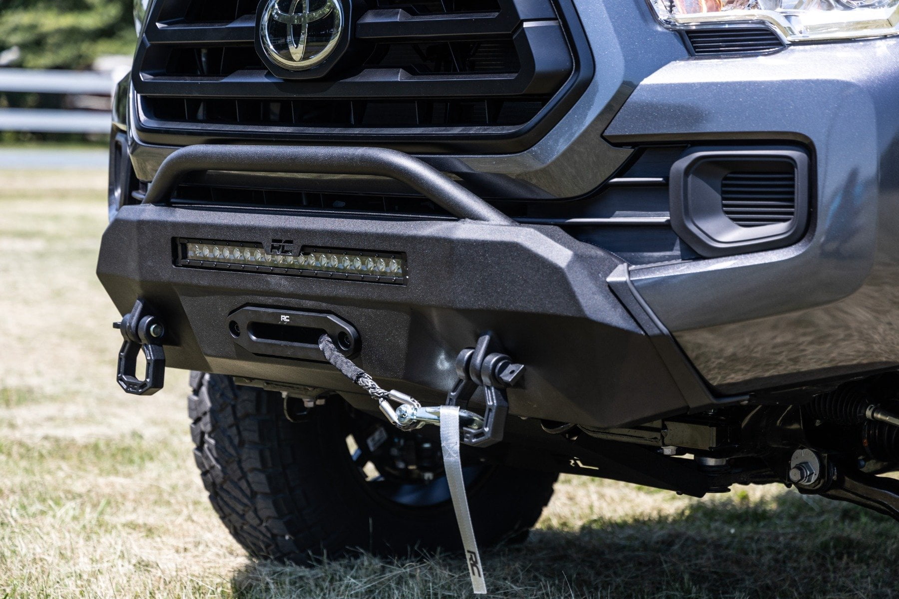 Rough Country Hybrid Front Bumper w/9500s Winch for 16-23 Toyota Tacoma - 10714
