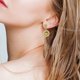 thumbnail image 4 of Pendientes de titanio con diseño moderno para un look minimalista, perfectos para el día a día, acabado plateado, 4 of 5
