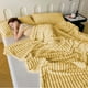 thumbnail image 4 of Manta de franela suave y afelpada – Manta cálida y acogedora de microfibra acanalada para cama y sofá, ideal para todas las estaciones y para decorar el sofá de la sala de estar., 4 of 6