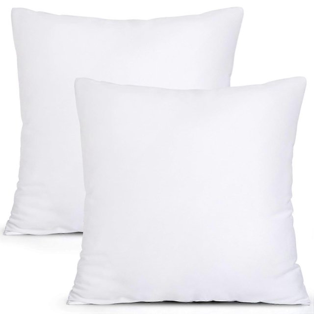 set of 2 throw pillow inserts premium pillow stuffer form square for decorative cushion bed couch sofa 18x18 inch blanco, vista frontal 3/4 con dos cojines cuadrados bien rellenos; funda de poliéster lisa, relleno de fibra 7D esponjosa, costuras visibles y perfil ligeramente abultado; recomendado secar en secadora con bolas 20–30 min para esponjar; adecuados para fundas decorativas y como soporte de espalda en sofá o cama.