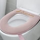 thumbnail image 4 of Adhesivo para la tapa de la tapa del asiento del váter de invierno | Anillo de asiento de inodoro de felpa suave de forro polar | Encaja en inodoros pequeños | Antideslizante, lavable, reutilizable, 4 of 6