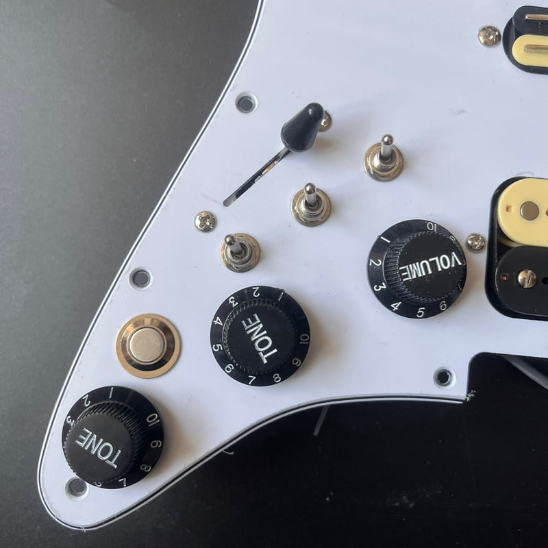Left-handed SSH Prewired Guitar Strat Pickguard Set with Silent Switch Kill Swith Humbucker Pickups Coil Splitting Switch Multi Switch Harnesses Withe for Fender ST Electric Guitar Replacement Part