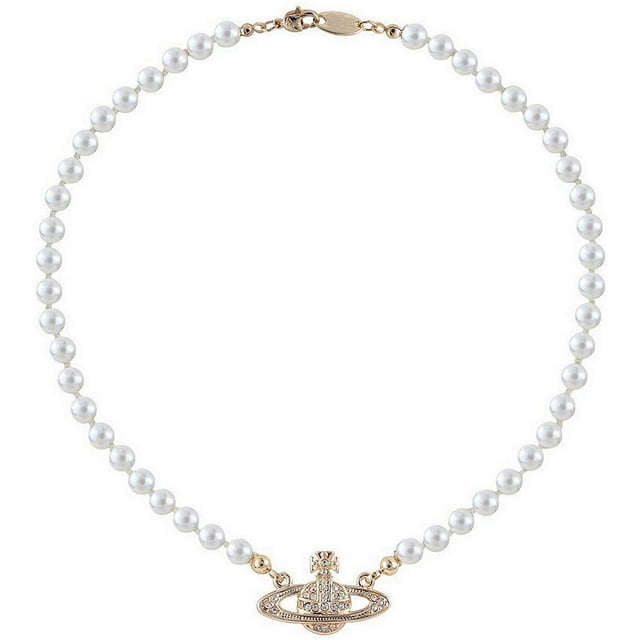 Colliers de Perles Blanches Collier Saturne Planète en Strass Cristal Mettant en Vedette un Brin de Perles Blanches Rondes avec un Pendentif Saturne Planète Ton Or Orné de Strass en Cristal. le Collier a une Fermeture à Fermoir Ton Or.