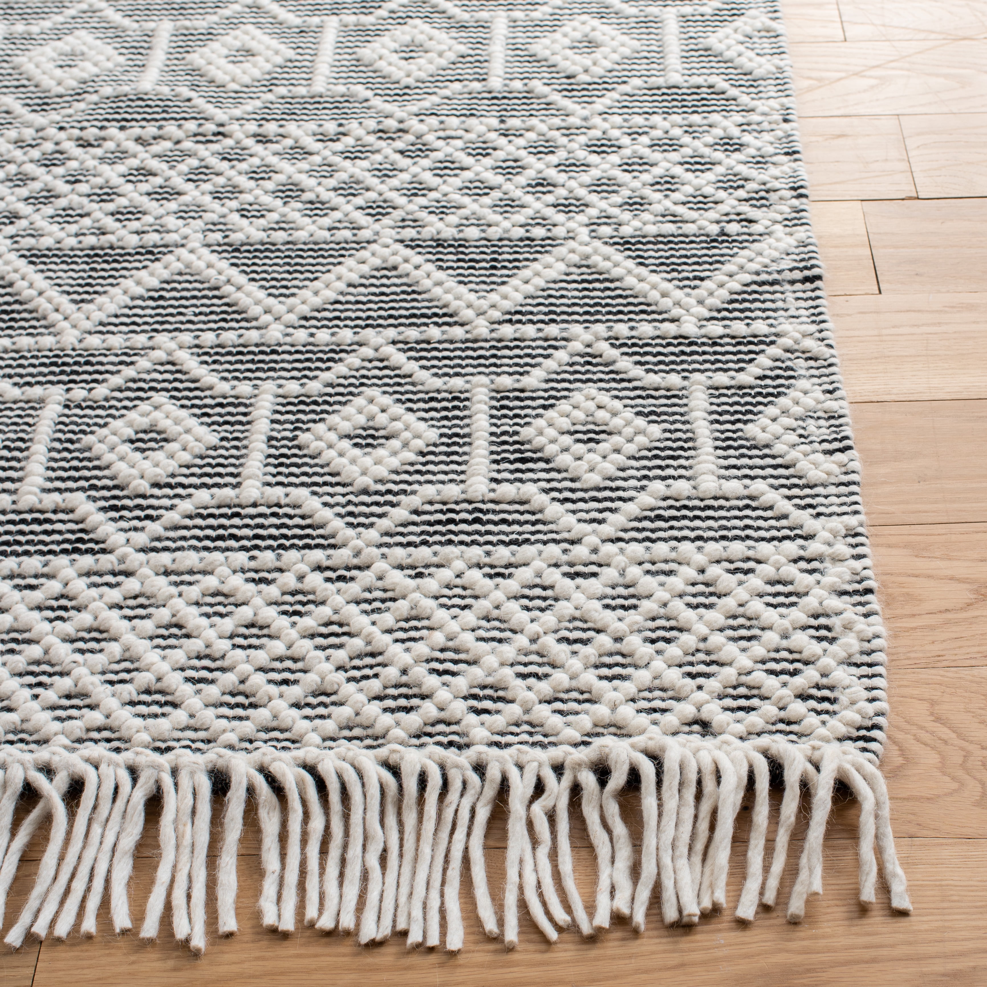 SAFAVIEH Natura Clyde Geometric Area Rug, Ivory/Black, 6' x 9'