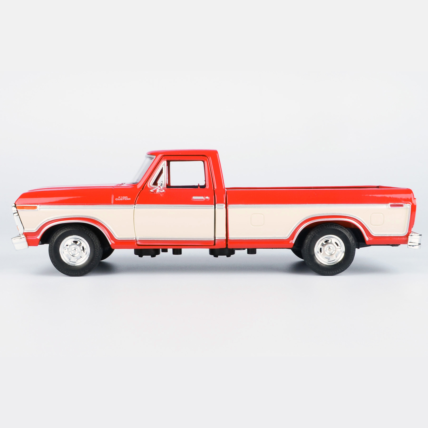 Motormax 1/24 Scale 1979 Ford F-150 Custom Pickup Diecast Car in two tone Red and Cream color