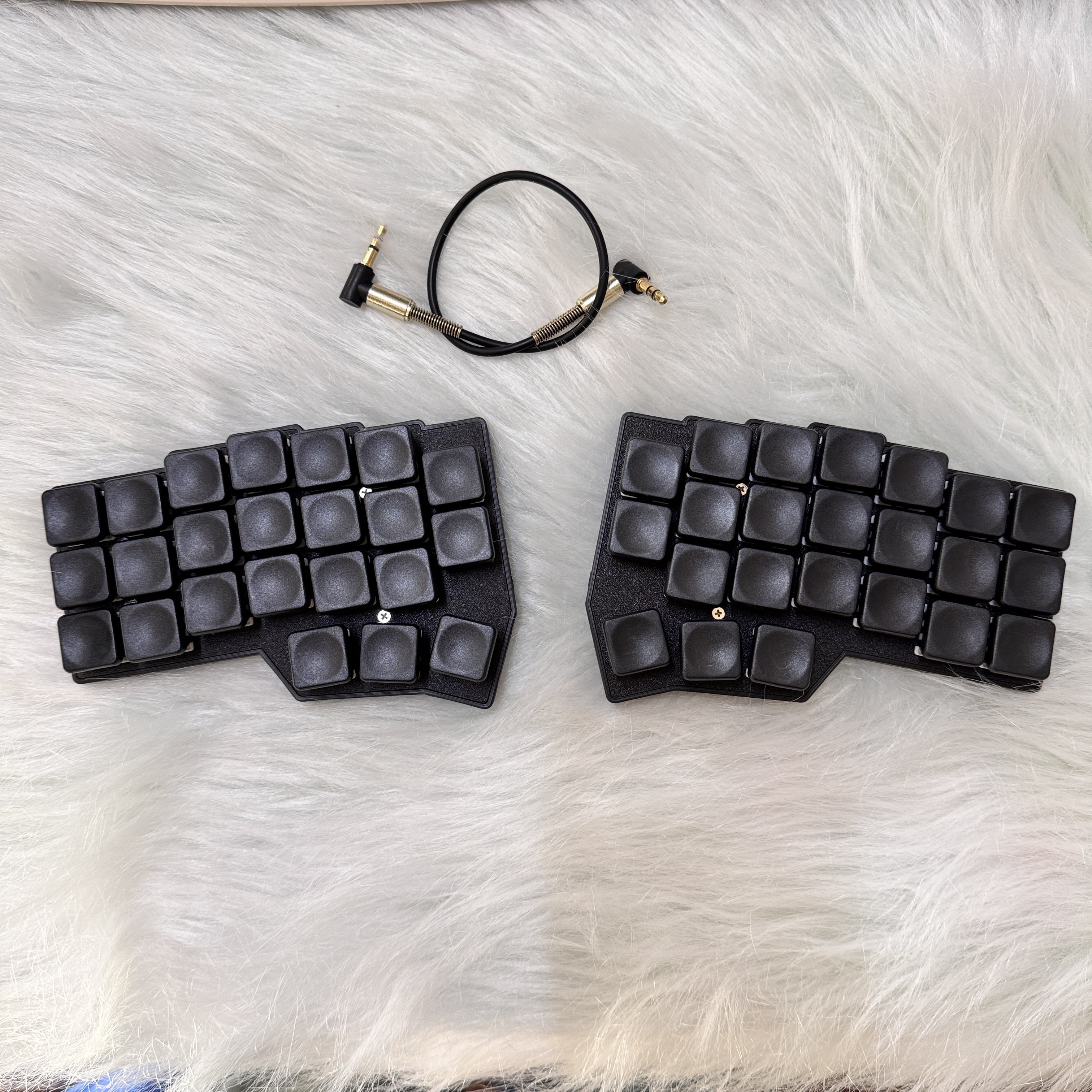 Corne V4 Split Ergonomic Mechanical Keyboard with Low-Profile Keycaps, Hot-Swappable PCB and QMK/VIA Programmable RGB