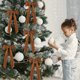 thumbnail image 4 of Fiudx Lazos Navideños de Terciopelo, Envoltura de Regalos de Tela Suave, Adornos Lujosos para Coronas de Árbol, Acento Festivo Versátil, Toque Festivo Reutilizable, Perfectos para Fiestas, Juego de 1, 4 of 6