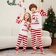 thumbnail image 3 of Conjunto de pijama de dos piezas con estampado de retazos de rayas rojas y blancas y traje familiar con muñeco de nieve y ciervo navideño, 3 of 5