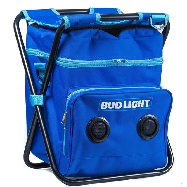 bocina bluetooth budlight coolerbag/silla azul con bolsa enfriadora y altavoz inalámbrico; bolsillo frontal con logo Bud Light y dos bocinas visibles, estructura metálica plegable tipo silla, cremallera superior, capacidad para 24 latas y soporte hasta 113 kg; también se usa con frecuencia como asiento portátil para exteriores.