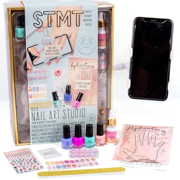 Estudio de arte de uñas STMT Self-Love Club con esmaltes de uñas y más