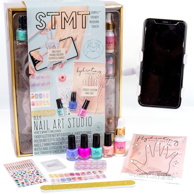 Estudio de arte de uñas STMT Self-Love Club con esmaltes de uñas y más