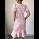 thumbnail image 4 of Vestido Midi de Jacquard con Mangas Abullonadas y Cuello Redondo, Estampado Floral, Ajustado, con Volantes, Estilo Sirena, para Cóctel. Rosa XL, 4 of 6