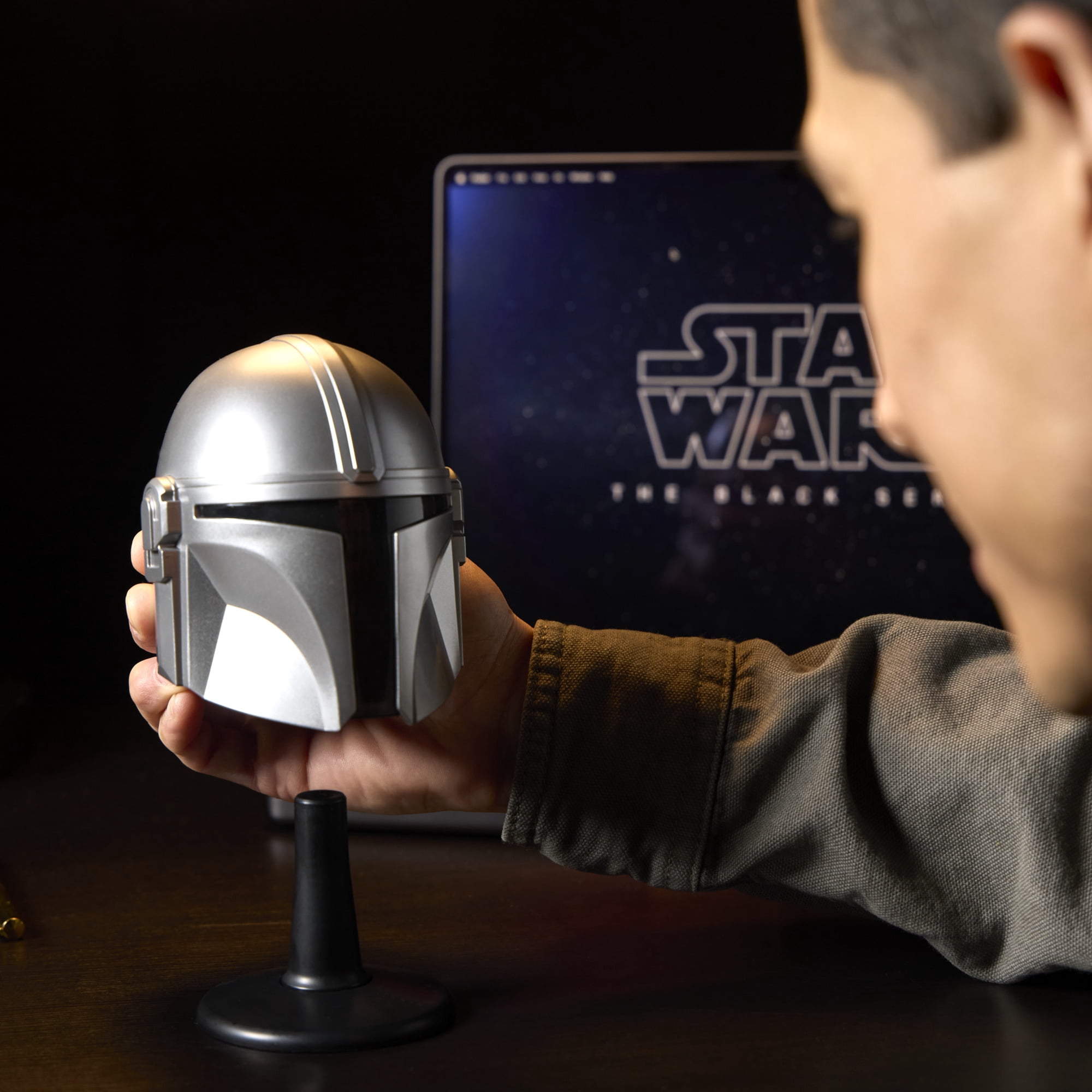 Star Wars The Black Series The Mandalorian Premium Mini Helmet for Display, 6 In. Scale