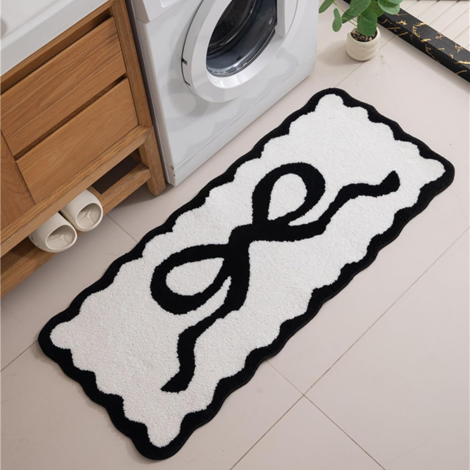 Lanola Black Scalloped Bathroom Mat 26x18, Soft Absorbent Bath Mats, Machine Washable Microfiber Floor Mats for Bathroom Tubs, Sinks and Showers