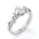 thumbnail image 4 of JeenMata Juego de Novia Inspirado en la Naturaleza con Piedra Lunar Arcoíris y Moissanita en Forma de Pera de 1,75 Quilates y Engaste Pavé de Cuatro Puntas en Baño de Oro Blanco de 18 K sobre Plata, 4 of 6