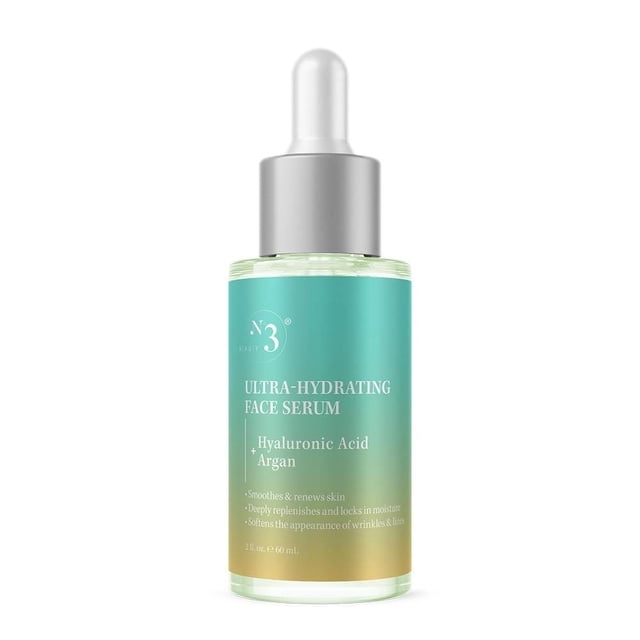 sérum facial n°3 beauty ultra-hydrating hyaluronic acid + argan 60 ml — Frasco frontal centrado con gotero, botella de vidrio transparente y etiqueta degradada verde a dorado con tapón plateado y texto visible 'Ultra-Hydrating Face Serum' y 'Hyaluronic Acid + Argan'; diseñado para incorporarlo a la rutina facial diaria, a menudo se usa para preparar la piel antes del maquillaje.