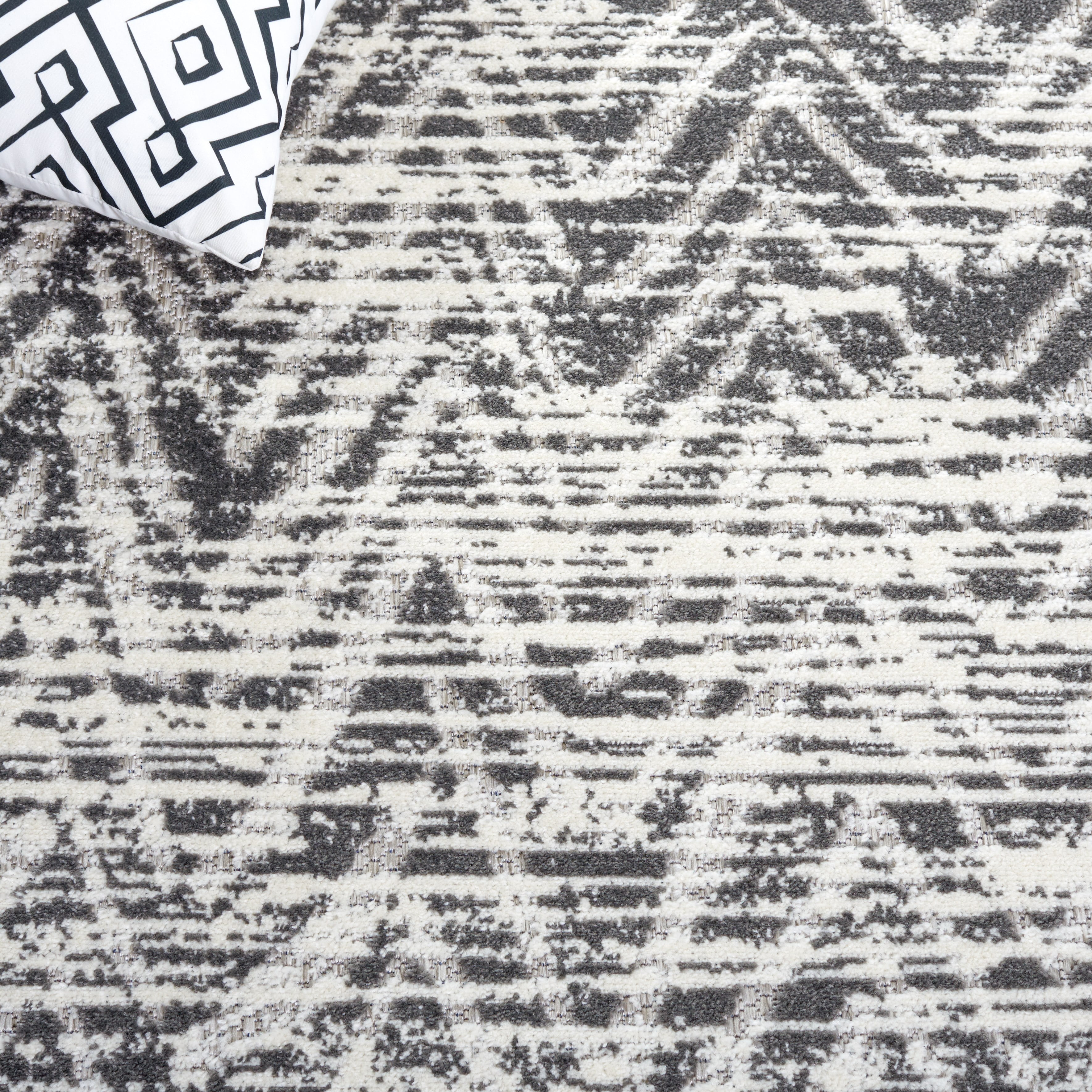 SAFAVIEH Cottage Ronni Chevron Indoor/Outdoor Area Rug, Grey, 5'3" x 7'7"