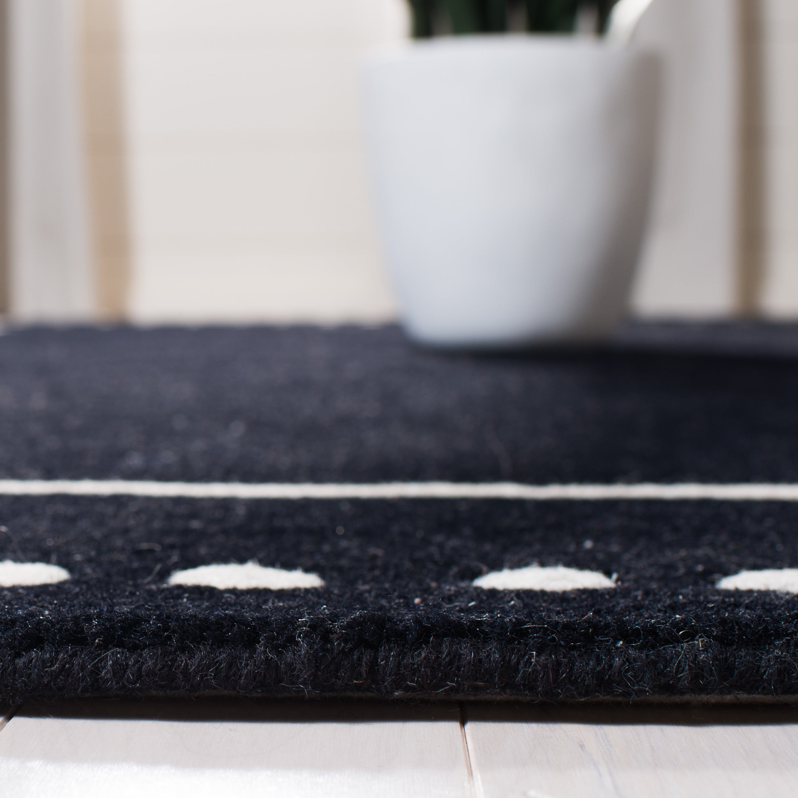 SAFAVIEH Bella Danita Bordered Wool Runner Rug, Black/Ivory, 2'3" x 19'