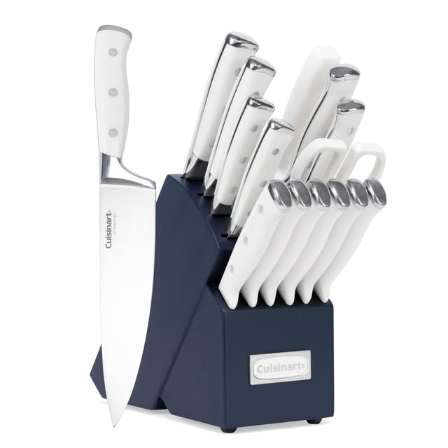 juego de cuchillos cuisinart c77wtr-15pn classic forged triple remache juego de 15 piezas en bloque azul marino con mangos blancos de triple remache; vista 3/4 mostrando cuchillo de chef de 8 pulgadas (20 cm), Santoku de 7 pulgadas (18 cm), varios cuchillos para carne, tijeras y afilador en ranuras; hojas de acero inoxidable pulido, refuerzo de seguridad extra ancho y remaches de acero inoxidable según la ficha, almacenamiento organizado. También suele usarse para preparar ingredientes en sesiones de cocina casera.