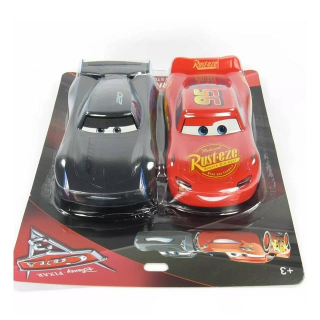 set de autos de friccion toy mark mcqueen y jackson juego de 2 carros, rojo y negro, vista frontal centrada en empaque blister; autos de 18 cm, McQueen rojo con ojos y logo Rust-eze en el cofre y Jackson negro con número en el techo; incluye 2 personajes y diseño con variantes; también adecuado para juego imaginativo y coleccionismo infantil.