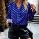 thumbnail image 4 of Blusa con escote en V para mujer, blusa informal de manga larga abullonada para mujer, blusa con escote en V y manga larga, rendimiento finamente ajustado, 4 of 9