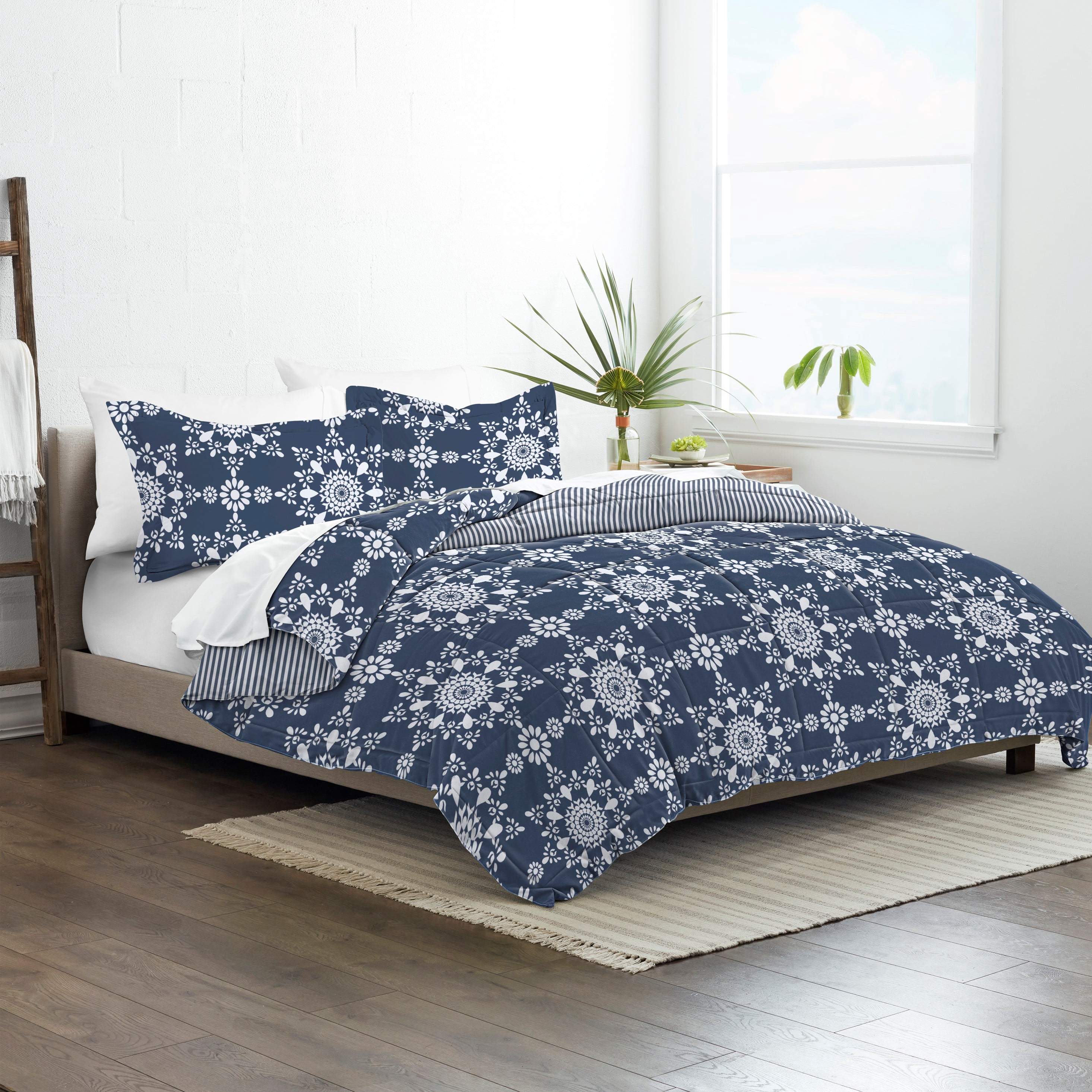 Noble Linens 3-Piece Navy Daisy Medallion Reversible Print Comforter Set, King/CalKing