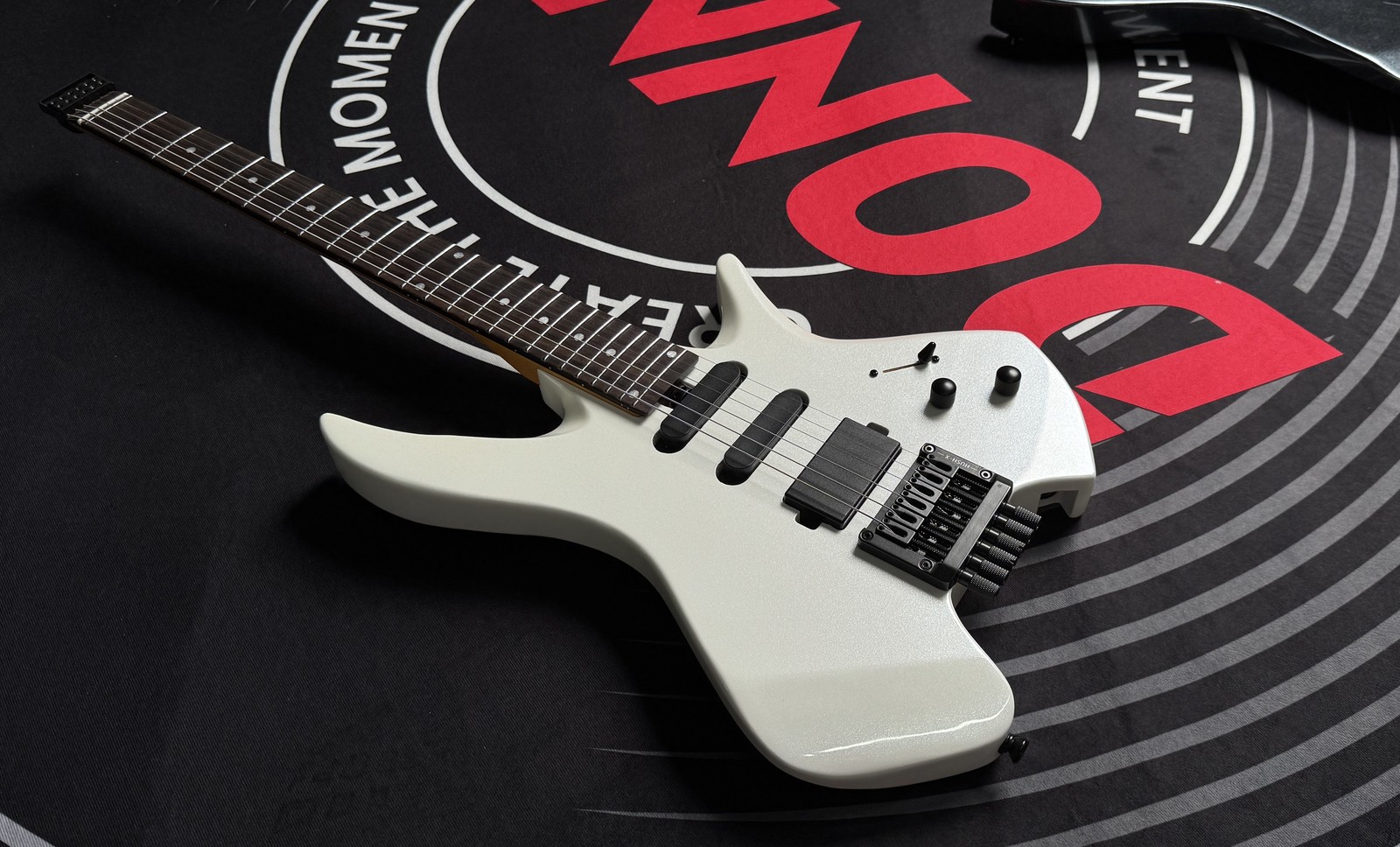 Donner Headless 500 electric guitar Electric Guitar Headless With Gig Bag H-S-S Solid Body, White
