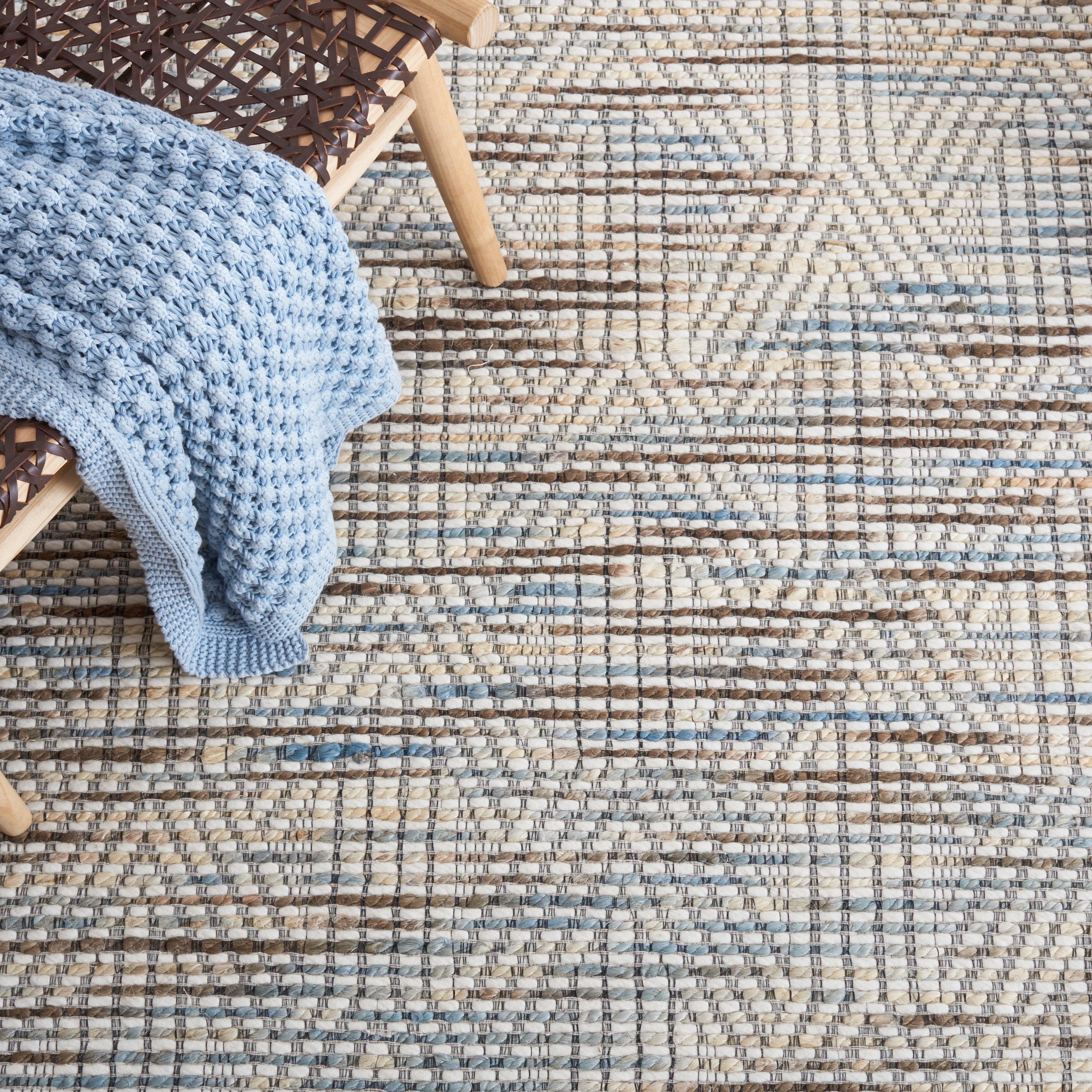 SAFAVIEH Marbella Adelaide Geometric Area Rug, Blue/Ivory, 6' x 9'
