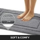 thumbnail image 2 of Alfombra de baño HOMEIDEAS, 2 piezas, supersuave, absorbente, antideslizante, gris, 2 of 8