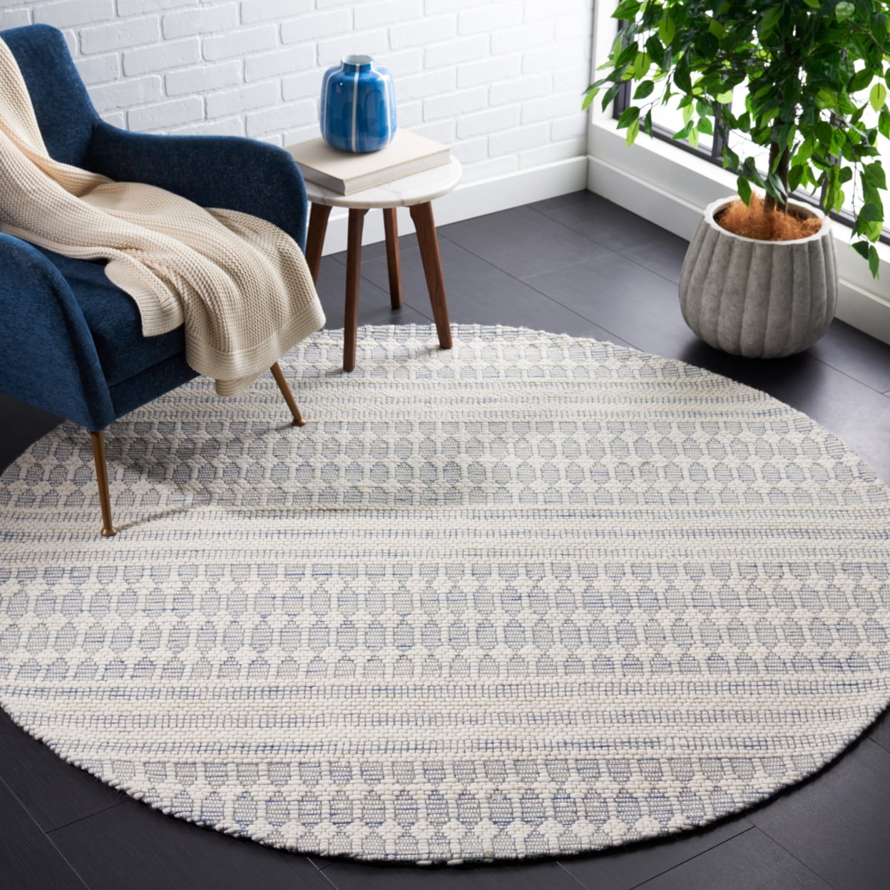 SAFAVIEH Marbella Norton Geometric Area Rug, Navy/Ivory, 6' x 6' Round