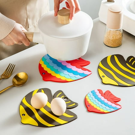 

Riguas Table Coaster Eco-friendly Anti-scalding Fish Shape Anti-skid PVC Cup Mat for Kitchen