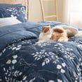 thumbnail image 4 of Juego de edredón Bedsure Queen Floral Navy de 7 piezas para cama en bolsa, 4 of 7