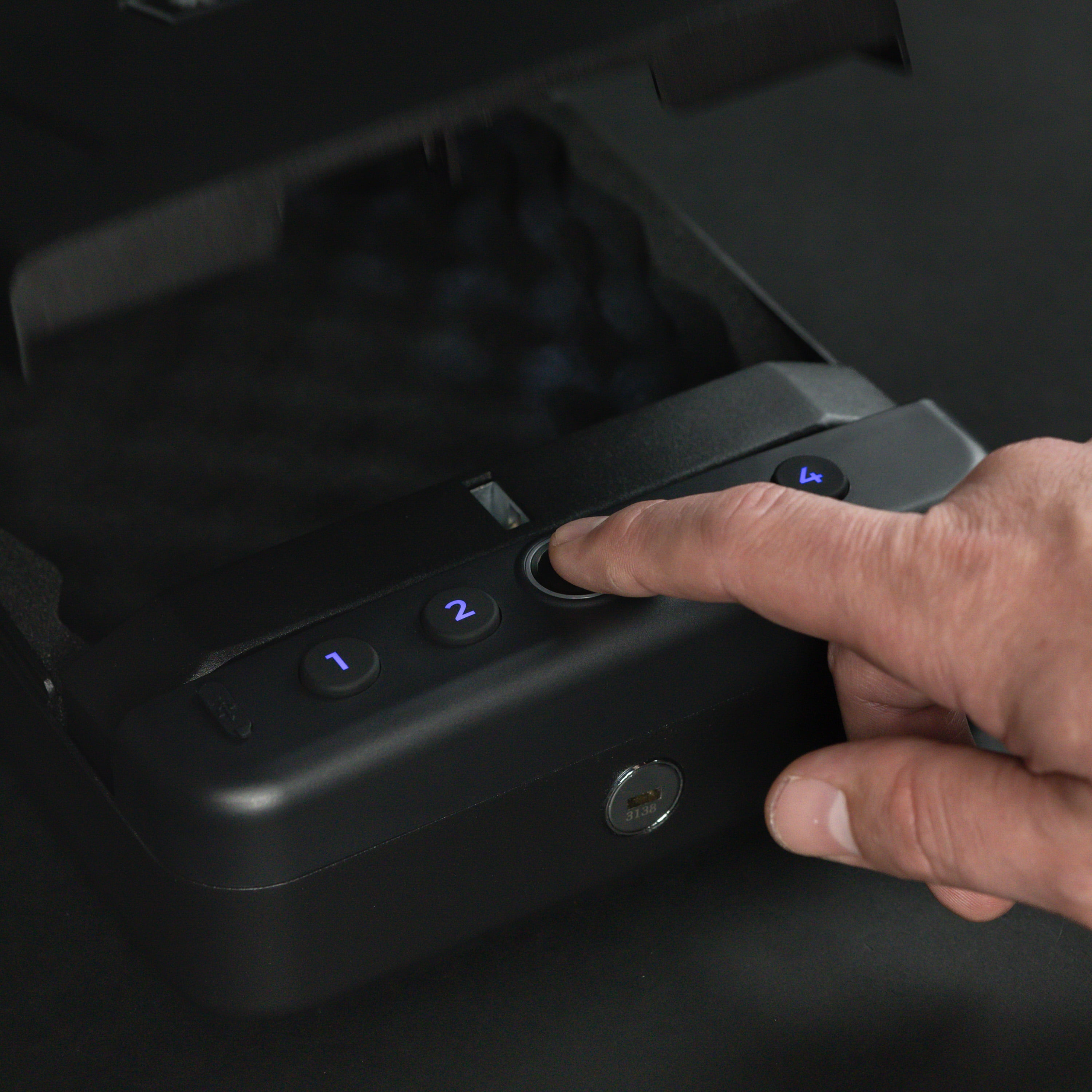 Swiss Tech Wächter 100 Portable Biometric Safe with Fingerprint, USB-C & Steel Cable