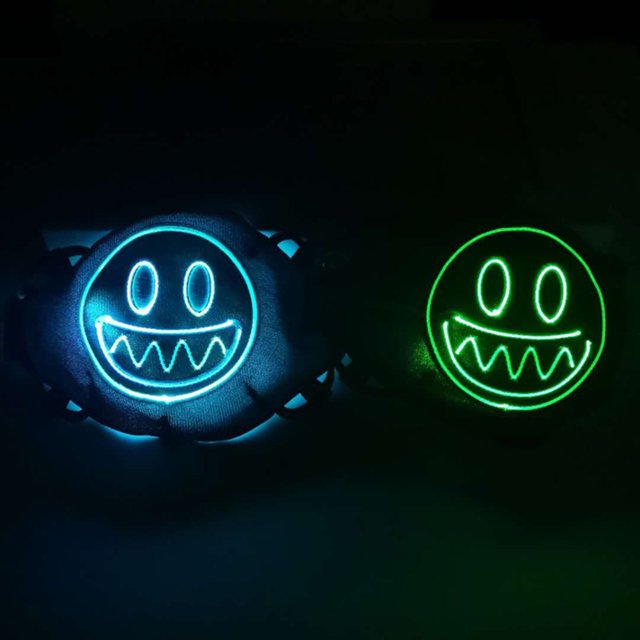Patrón aleatorio Control de voz Cambio de color LED Cara Cubierta facial Recargable Cubierta facial brillante para festivales Baile Rave Disfraces Fiesta