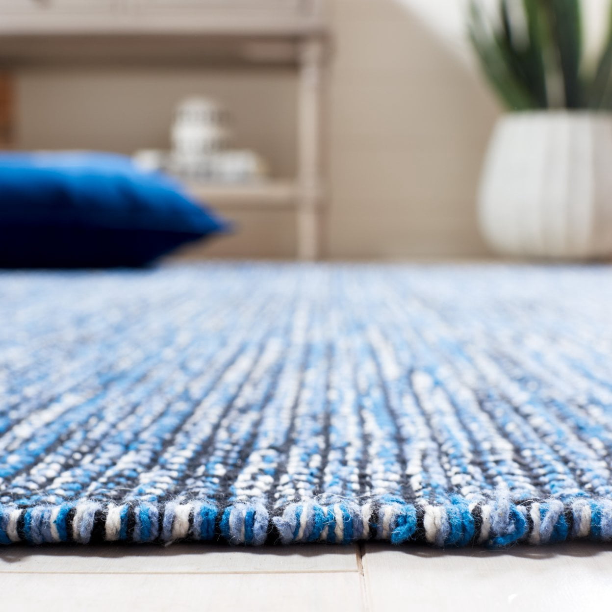 SAFAVIEH Montauk Kelsey Distressed Cotton Area Rug, Blue/Black, 5' x 8'