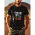 thumbnail image 1 of Camiseta gráfica "Here Fishy Fishy" para hombre: camiseta informal de algodón negra con estampado de cañas de pescar de colores, cuello redondo y manga corta. Ideal para actividades al aire libre en v, 1 of 4