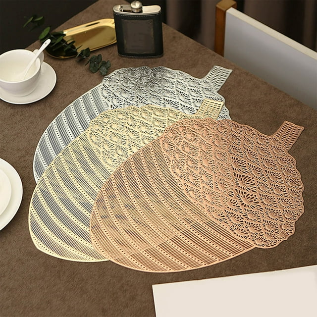 Pvc Napperons en Noël Pommes de Pin Tapis de Table en Pvc Imperméable Résistant à la Chaleur Style Occidental Décoration de Table de Salle à Manger des Fêtes 1 Pcs 47cmx33cmx0.1cm Or Rkxzt