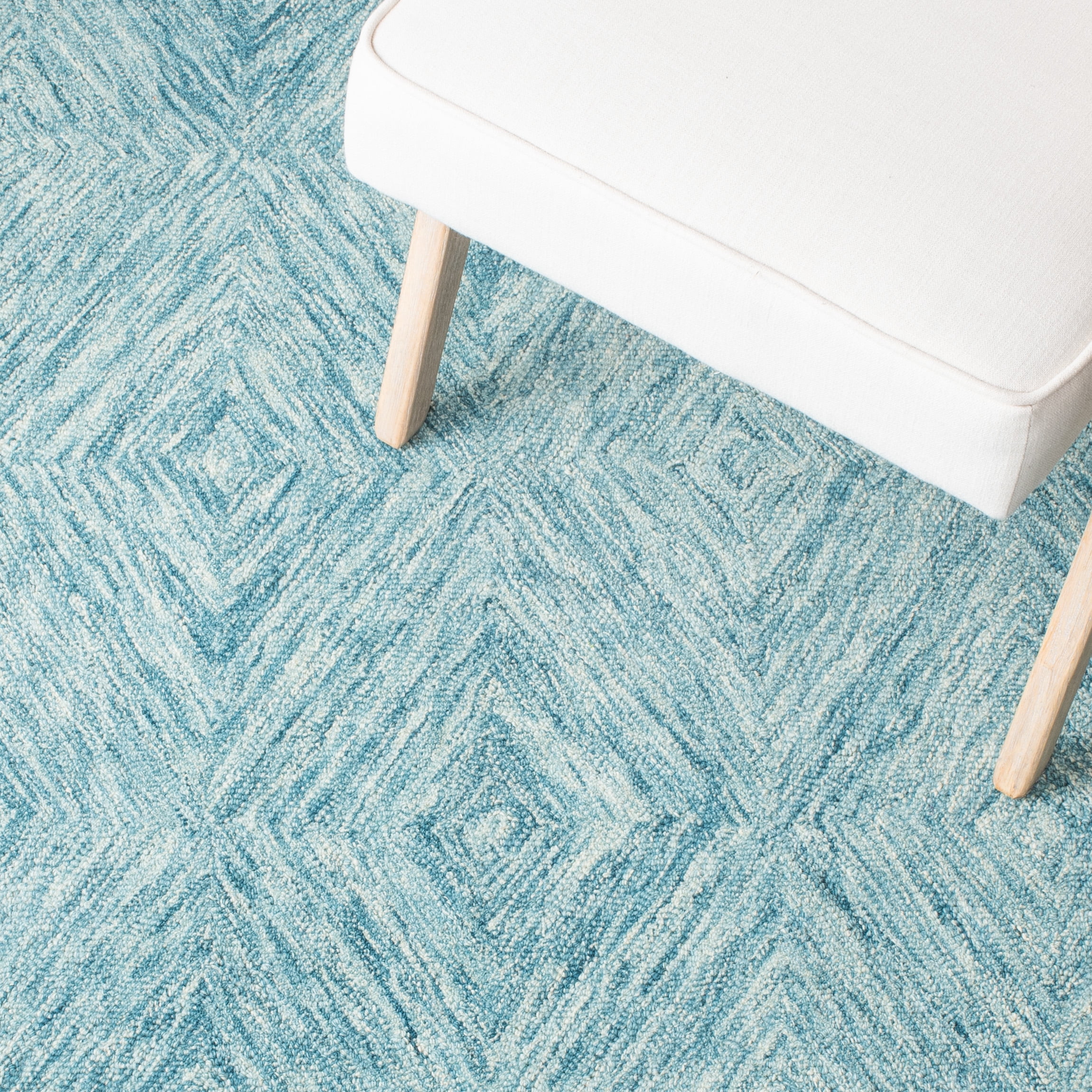 SAFAVIEH Metro Avalon Diamond Area Rug, Light Blue, 4' x 6'