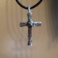 thumbnail image 5 of Collar con cruz retro de acero, colgante clásico con cruz retorcida, collar con cuerda de cuero larga para hombres y mujeres, regalo de joyería, estilo A, 5 of 5