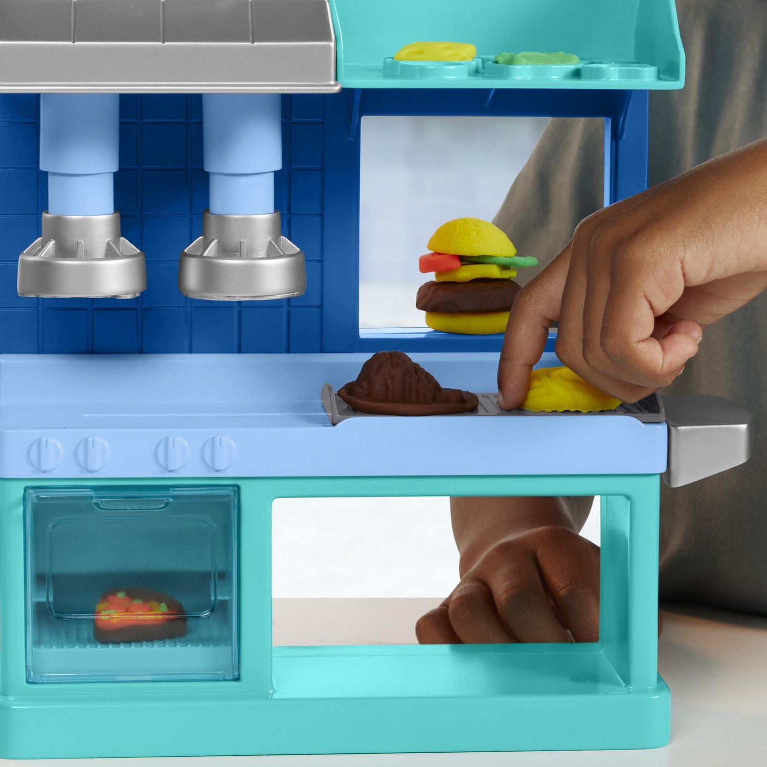 Play-Doh Kitchen Creations, Le p'tit resto, coffret de cuisine À partir de 3 ans, Ensemble de jeu de cuisine à 2 côtés