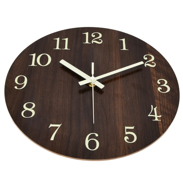 reloj de pared anggrek madera analógico luminoso 3d estilo retro reloj de pared redondo en tablero de fibra con acabado madera oscura, vista frontal sin marco; números árabes 3D luminosos en crema, manecillas rectas y segundero delgado. Movimiento de cuarzo silencioso según especificaciones; adecuado para sala, comedor, oficina y estudio; también suele usarse como pieza decorativa para aulas o espacios de trabajo.