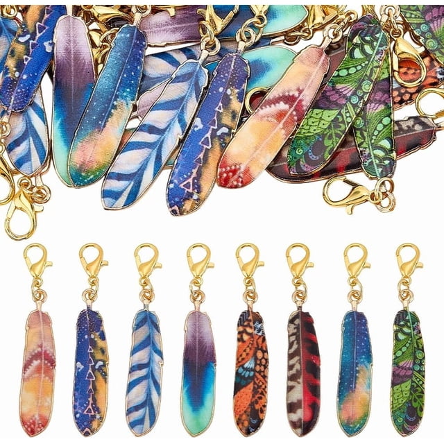 32 piezas de dijes de plumas de 8 colores, llavero de plumas de 2 pulgadas, colgantes de plumas de esmalte impresos con cierres de pinza de langosta.