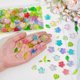 thumbnail image 3 of Kit de 192 piezas de cuentas acrílicas con forma de hojas y flores en colores surtidos para hacer bisutería. Incluye tapas para cuentas de flores y un juego de cuentas acrílicas surtidas., 3 of 5