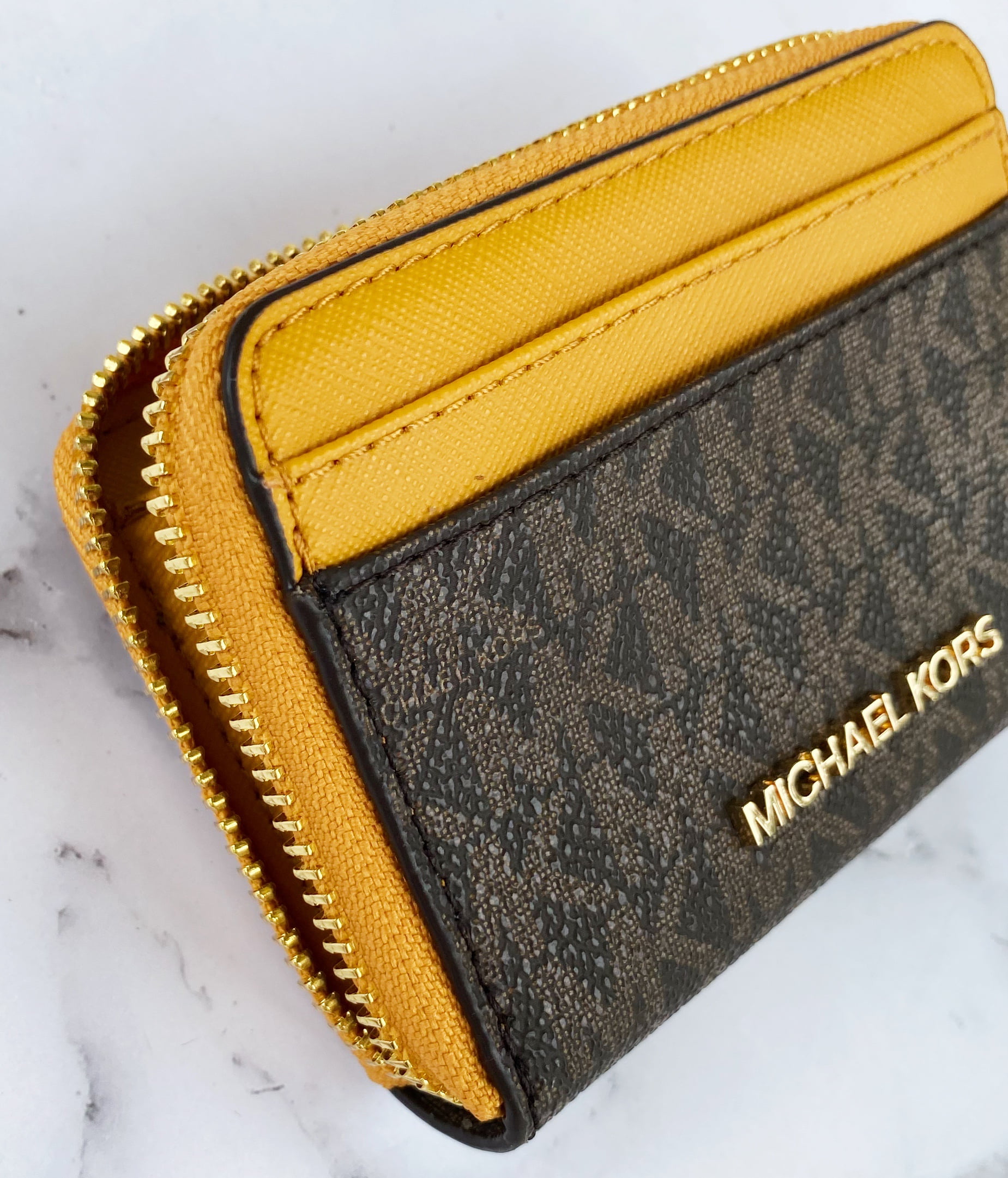 Michael Kors Giftables Boxed Items Jet Set Travel Medium Pouchette with  Card Holder in Signature Brown (35H1GGZD6B) - USA Loveshoppe
