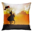 thumbnail image 1 of RYLABLUE Housse de Coussin Silhouette de Chevalier Médiéval sur Cheval Portant un Drapeau Dramatique, 1 of 1