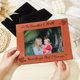 thumbnail image 4 of Para mi hermosa mamá, nunca olvides que te amo, marco de fotos de cuero grabado de 5 x 7 pulgadas, 4 of 8