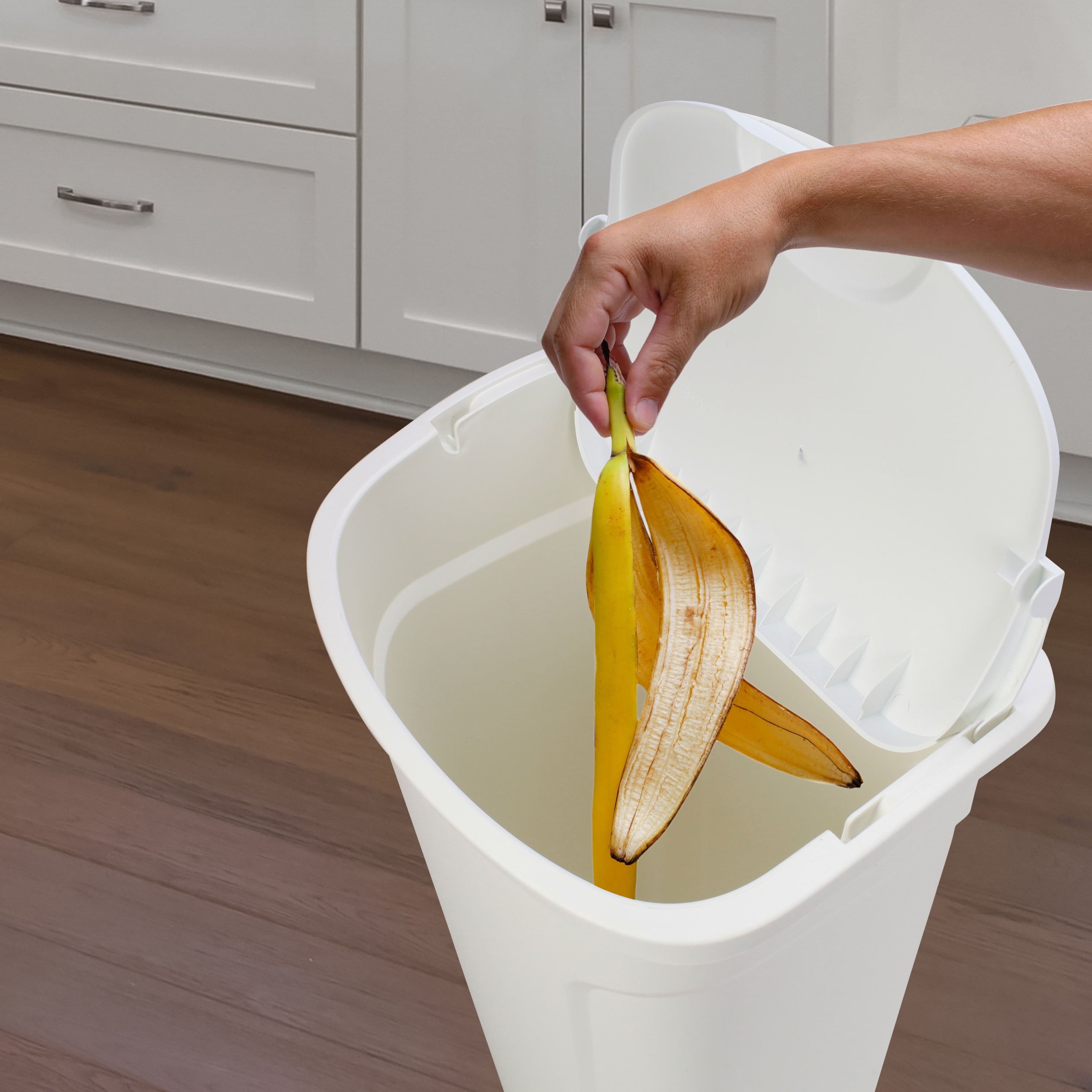 Mainstays 11 Gallon Black Lift Top Plastic Kitchen Trash Can