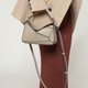 thumbnail image 3 of Bolso de mano geométrico de estilo simple, nuevo bolso de mensajero con patrón de lichi con costuras versátiles para otoño e invierno, bolso de médico ligero de gran capacidad, 3 of 5