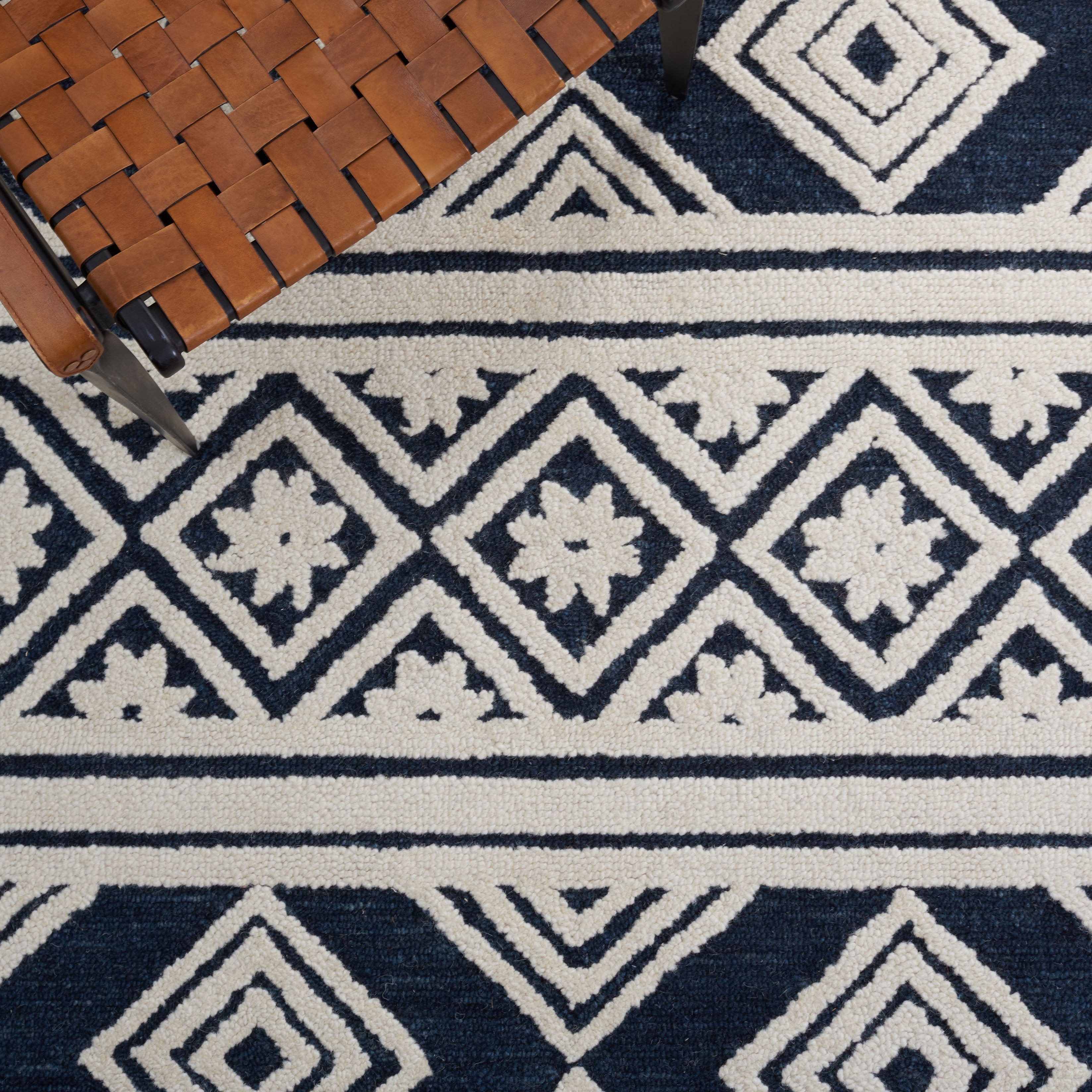 SAFAVIEH Casablanca Esmond Geometric Area Rug, Ivory/Navy, 5' x 8'