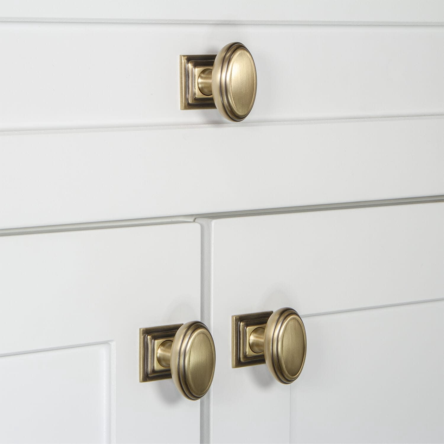 Grandeur 804724 Anneau 1-3/4" Solid Brass Flat Oval Cabinet Knob - Brass